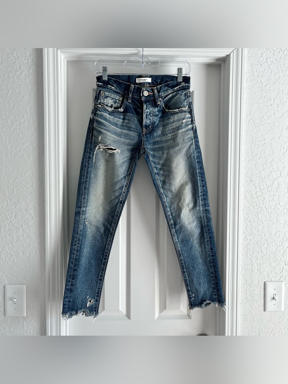 Moussy Vintage Kelly tapered Raw Crop Distressed Jeans in Dark Blue